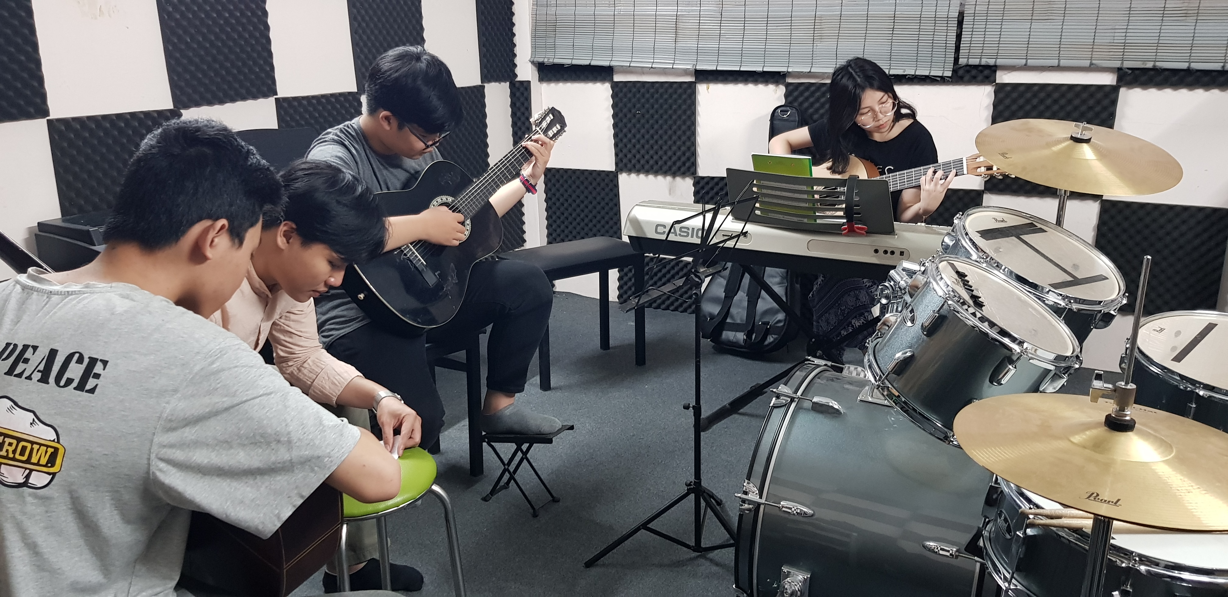 Khóa học Guitar cơ bản cho người lớn và trẻ em